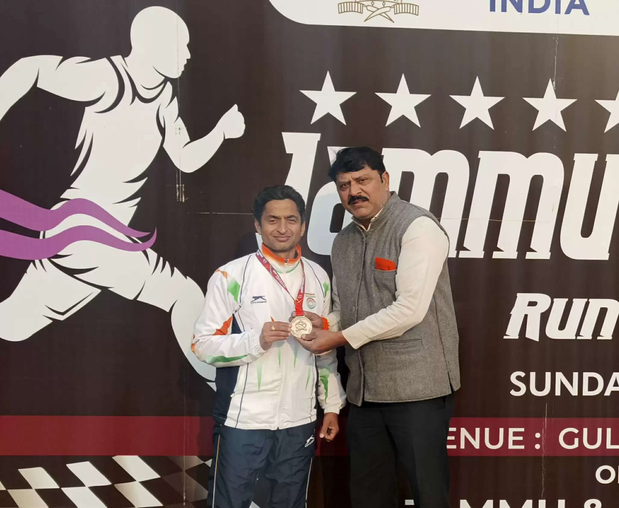 शिवसेना ने 45+ आयु वर्ग के मैराथन विजेता को किया सम्मानित