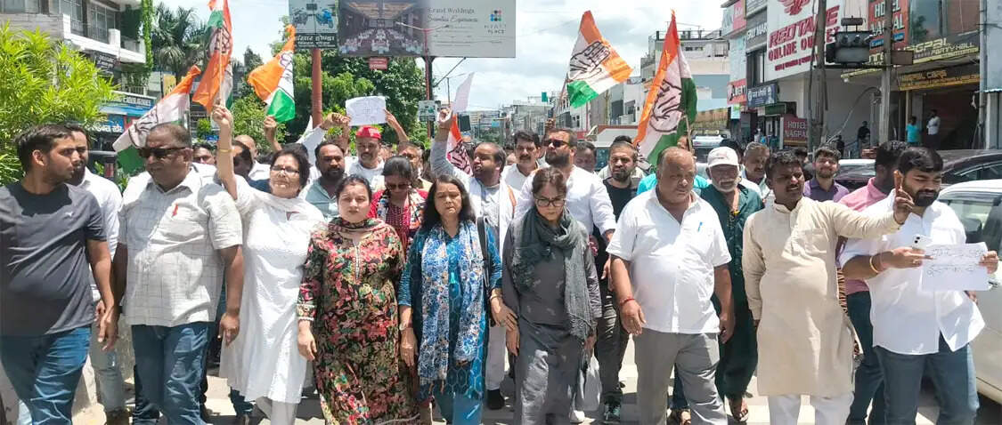 छात्रों पर लाठीचार्ज के विरोध में कांग्रेस-सपा का प्रदर्शन, मंत्री मदन कौशिक के आवास का किया घेराव