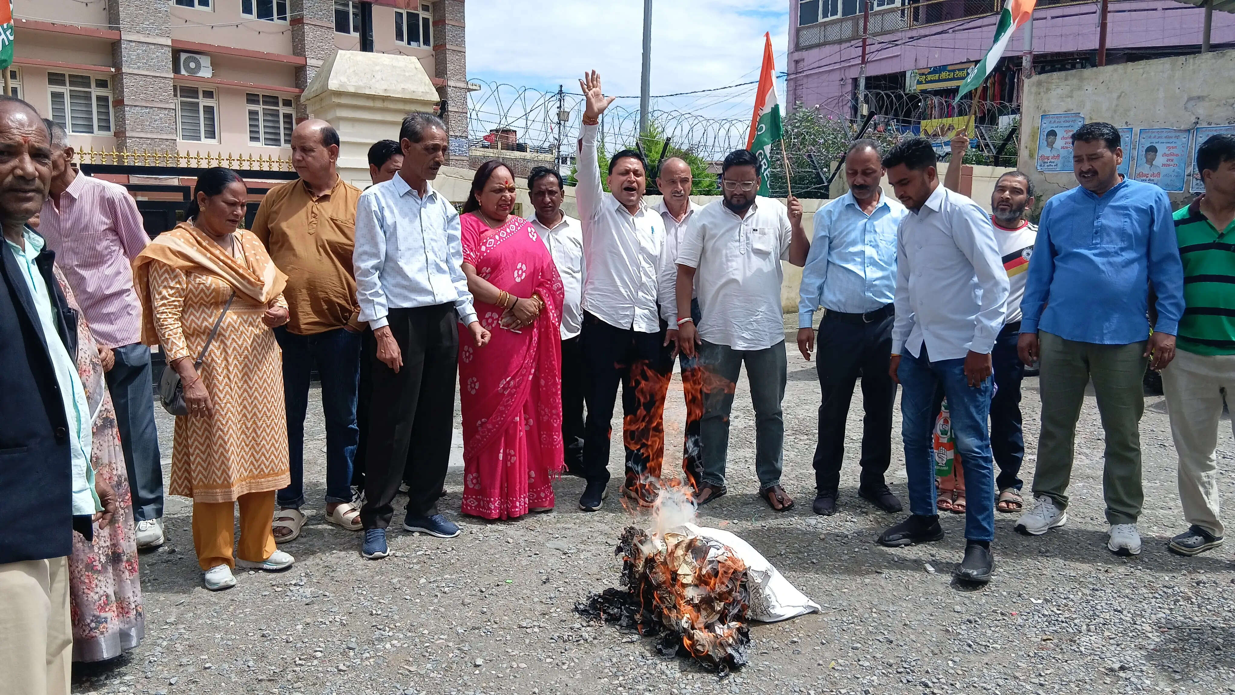 कांग्रेस ने भाजपा के खिलाफ किया प्रदर्शन, नितिन नवीन का पुतला फूंका