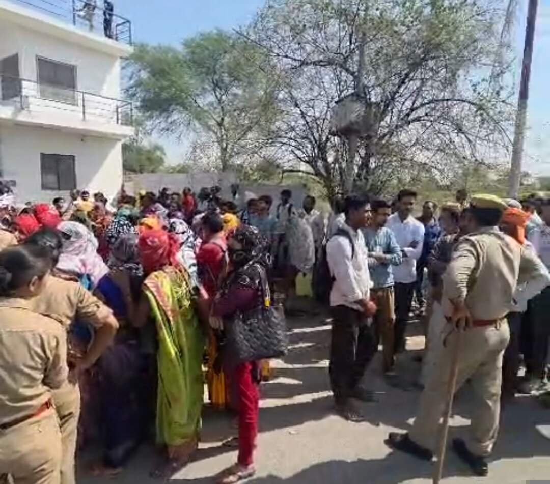 वेतन बढ़ोत्तरी की मांग को लेकर नैरोलैक्स कर्मचारियों का प्रदर्शन, बिठूर रोड पर लगा जाम