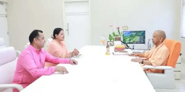 मुरादाबाद में जिला पंचायत द्वारा बनाए गए नूरपुर के अमृत सरोवर की मुख्यमंत्री की तारीफ