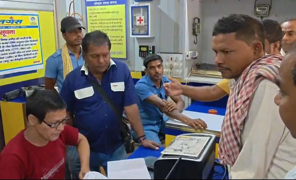 गैस एजेंसी पर फूटा उपभोक्ताओं का गुस्सा, 45 दिन बाद भी नहीं मिल रहा सिलेंडर