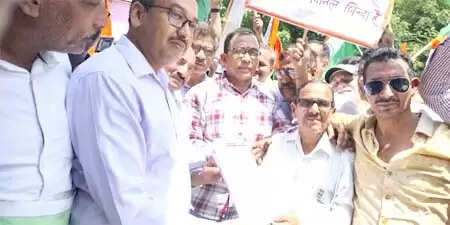 आतंकी&nbsp;हमओ&nbsp;की&nbsp;कड़ी&nbsp;निंदा,, राष्ट्रपति को भेजा ज्ञापन