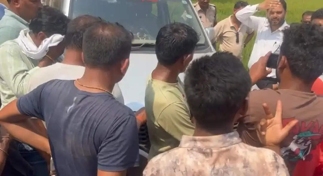 रेत का अवैध उत्खनन, भाजपा नेताओं व महिलाओं ने खनिज निरीक्षक को सौंपी चूड़ियां