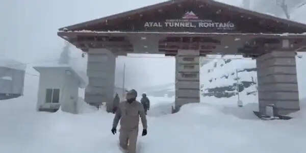हिमाचल में बारिश-बर्फबारी से शीतलहर, अटल टनल में वाहनों की आवाजाही बंद, कई जिलों में ऑरेंज अलर्ट