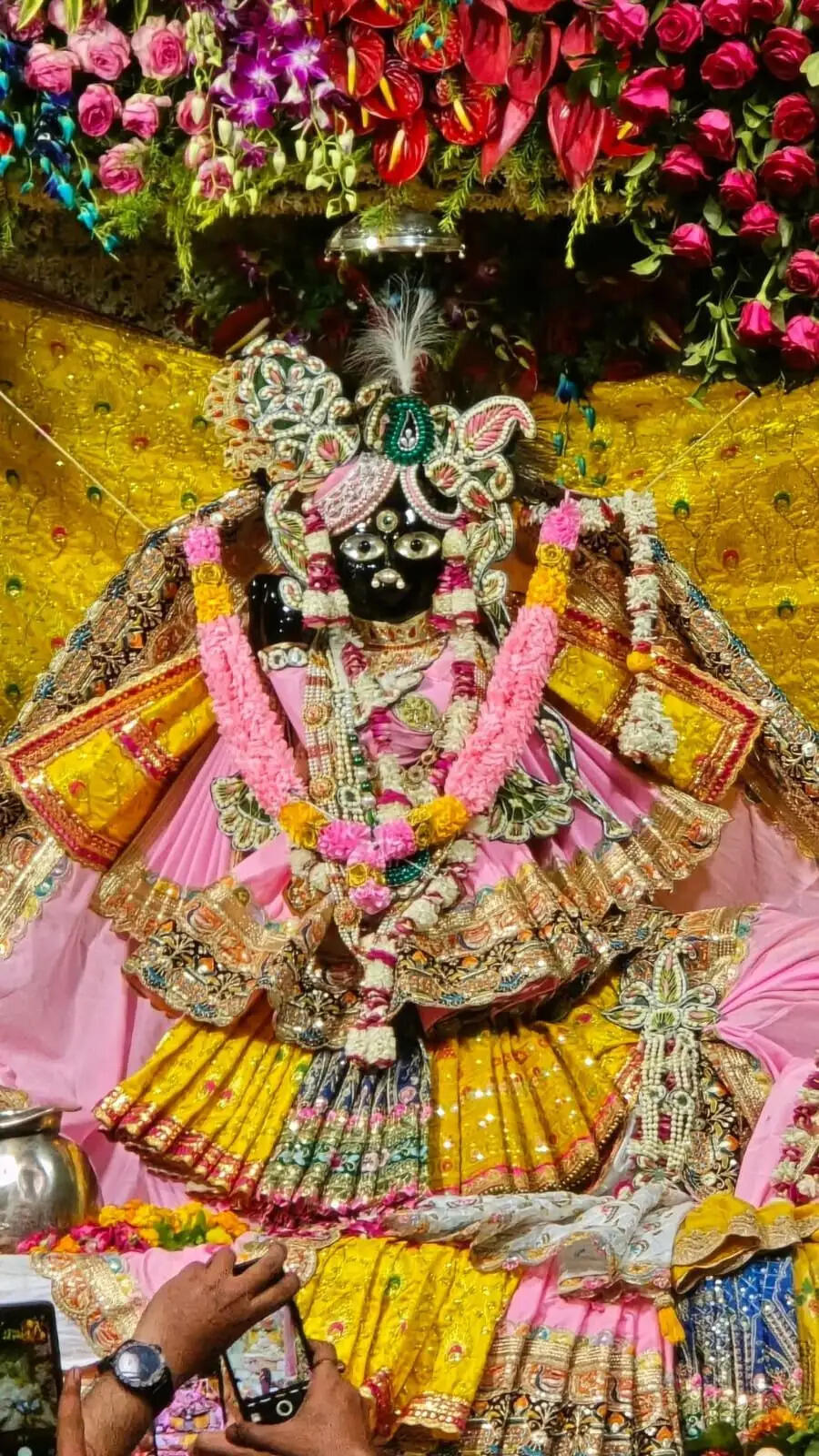 श्रीबांकेबिहारी पहनेंगे लाखों रुपयों की पोशाक, चांदी की आरती से होगा स्वागत