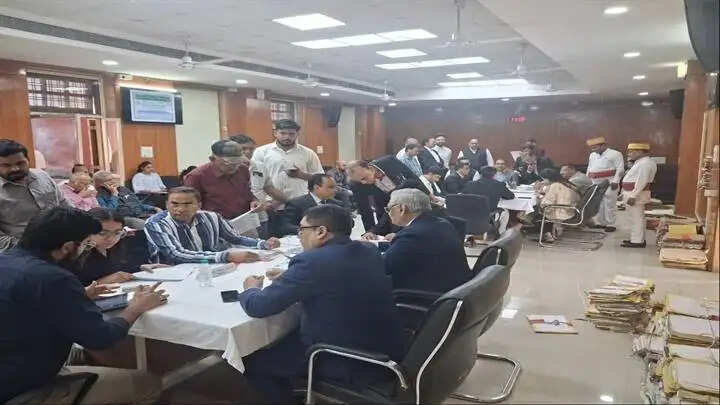 इंदौरः हाईकोर्ट की नेशनल लोक अदालत में आपसी सुलह से 241 मामलों का निराकरण