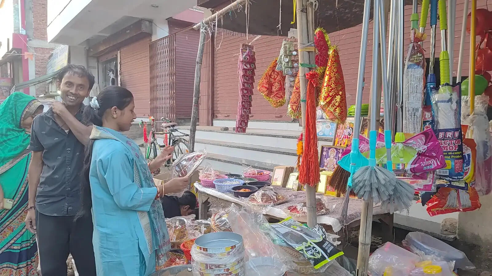करवाचौथ को लेकर निर्मली के बाजारों में बढ़ी रौनक, महंगाई ने बिगाड़ा बजट