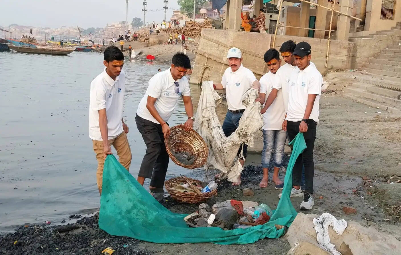 वाराणसी: मोक्षतीर्थ मणिकर्णिका घाट पर चला स्वच्छता अभियान