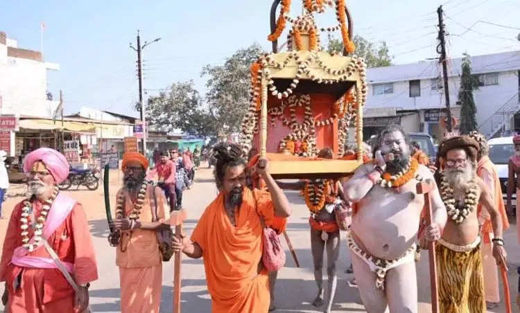 राजिम कुंभ कल्प मेले में नागा संतों ने निकाली पेशवाई यात्रा, किया शस्त्र प्रदर्शन