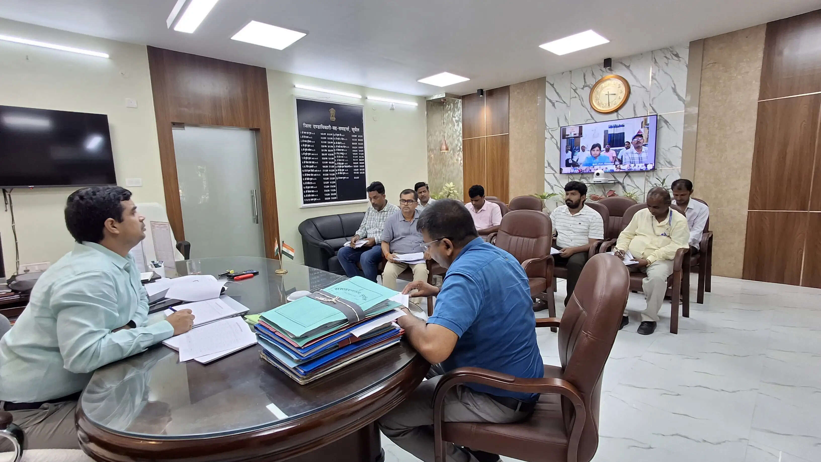 प्रधानमंत्री आवास योजना व मनरेगा की प्रगति की डीएम ने की समीक्षा बैठक