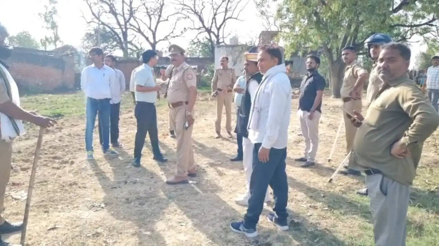 सुरक्षित भूमि पर आंबेडकर प्रतिमा को लेकर बवाल, पथराव के बाद पुलिस ने हटवाया अवैध चबूतरा