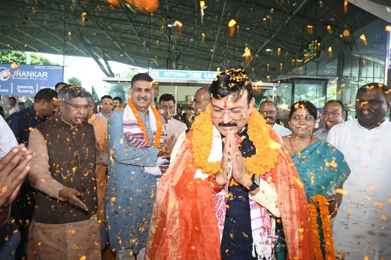 भाजपा के झारखंड प्रभारी गजेंद्र सिंह पटेल समेत पार्टी के तीन नेताओं का रांची एयरपोर्ट पर स्वागत