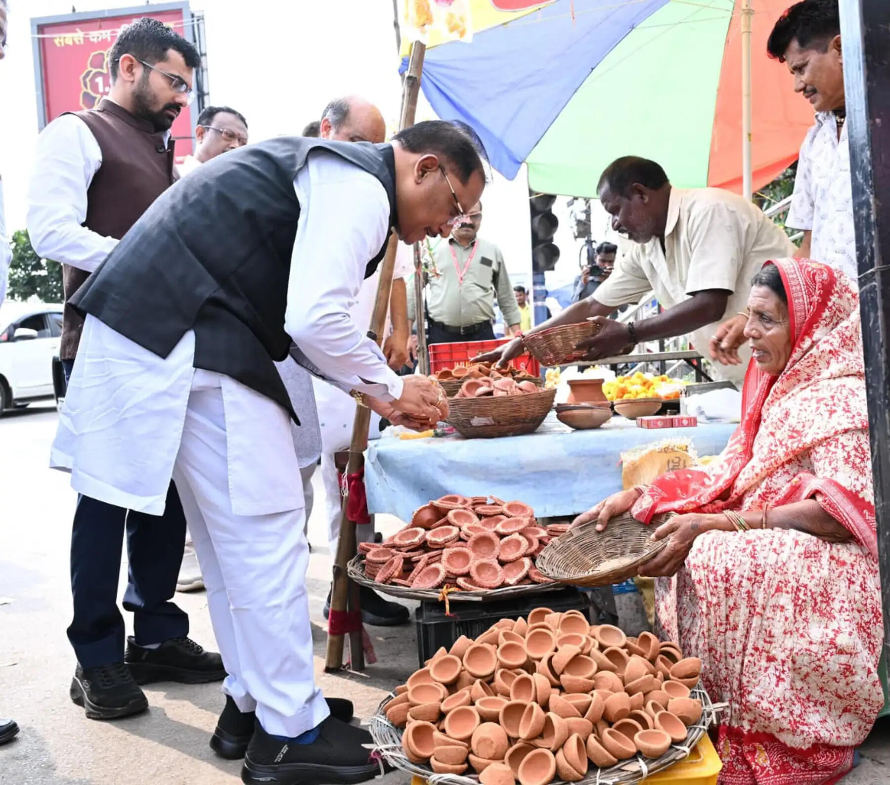 मुख्यमंत्री विष्णु देव साय&nbsp;ने&nbsp;मीरा के पसरे से खरीदा ‘आशीर्वाद का दीया’