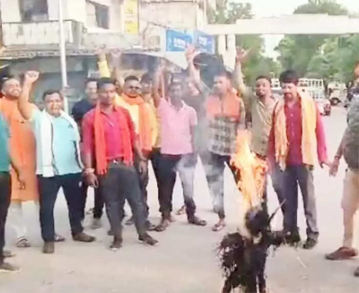 महासमुंद : विहिप व बजरंग दल ने फिल्म आदिपुरुष के विरोध किया पुतला दहन