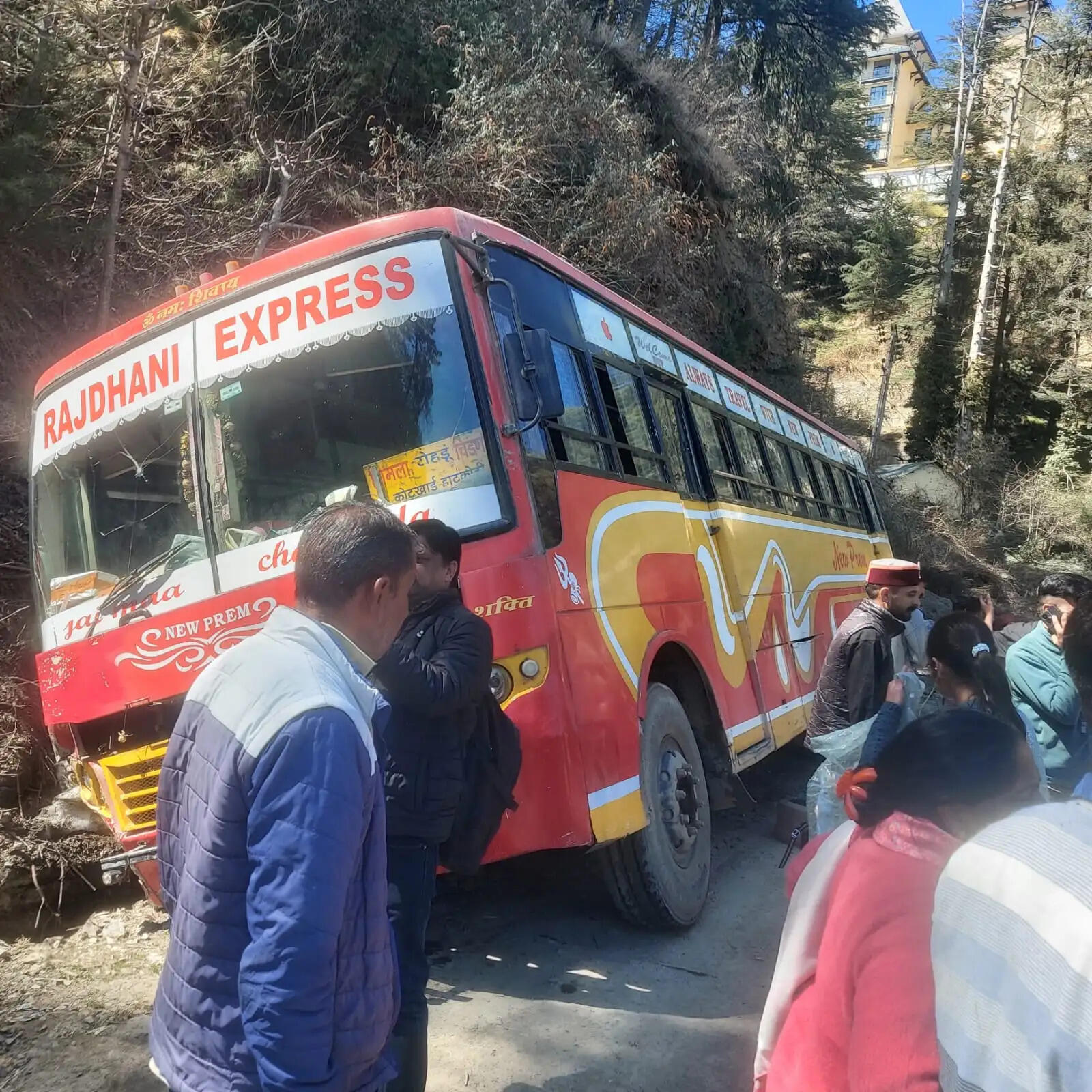 छराबड़ा के पास निजी बस नाली में फंसी, सभी यात्री सुरक्षित