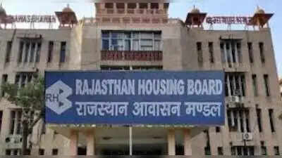 इंदिरा गांधी नगर जगतपुरा पर मुख्य 200 फीट रोड से हटाए कई साल पुराने स्ट्रक्चर