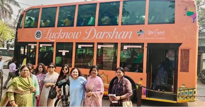 अंतरराष्ट्रीय महिला दिवस पर 'लखनऊ दर्शन' बस से महिलाओं ने की खुशियों की सैर