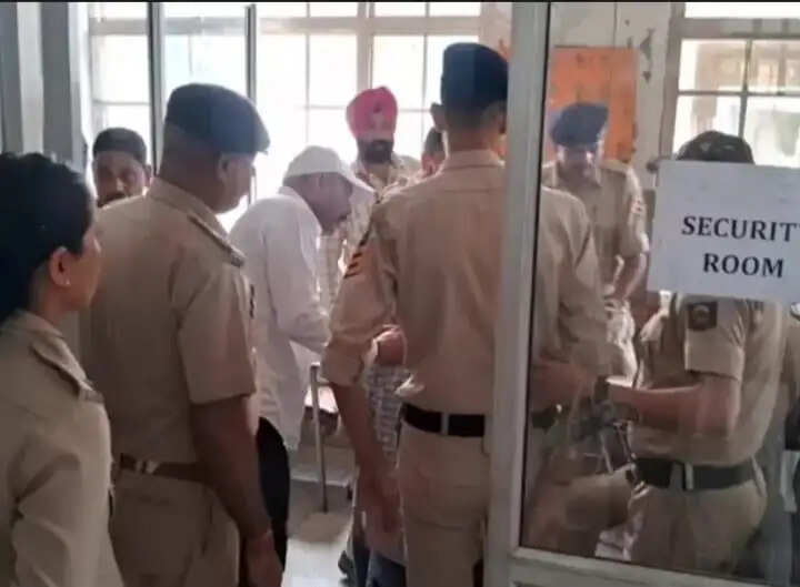 अपडेट: माता सिमसा के दर्शन से पहले मातम: पहाड़ी से गिरे पत्थर ने छीन ली महिला की जान