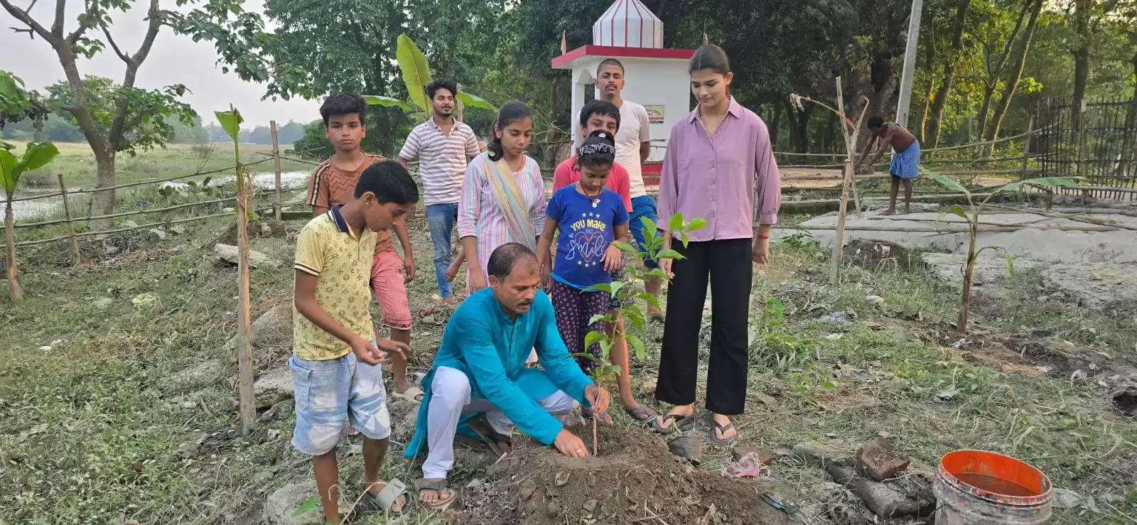 समाजसेवी ने अपने पुत्र के जन्मदिवस पर लगाए बीस बेल के पेड़