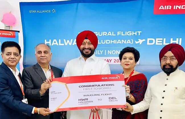 लुधियाना के हलवारा हवाई अड्डे पर उतरी एयर इंडिया की पहली वाणिज्यिक उड़ान