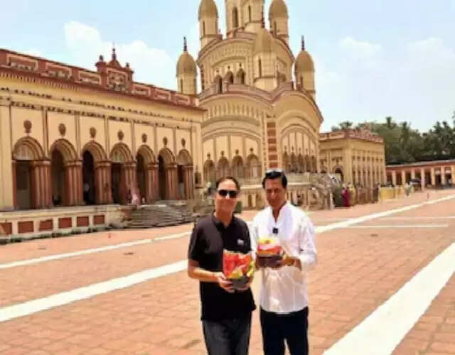कोलकाता पहुंचे बॉलीवुड निर्देशक मधुर भंडारकर, दक्षिणेश्वर में की मां काली की आराधना