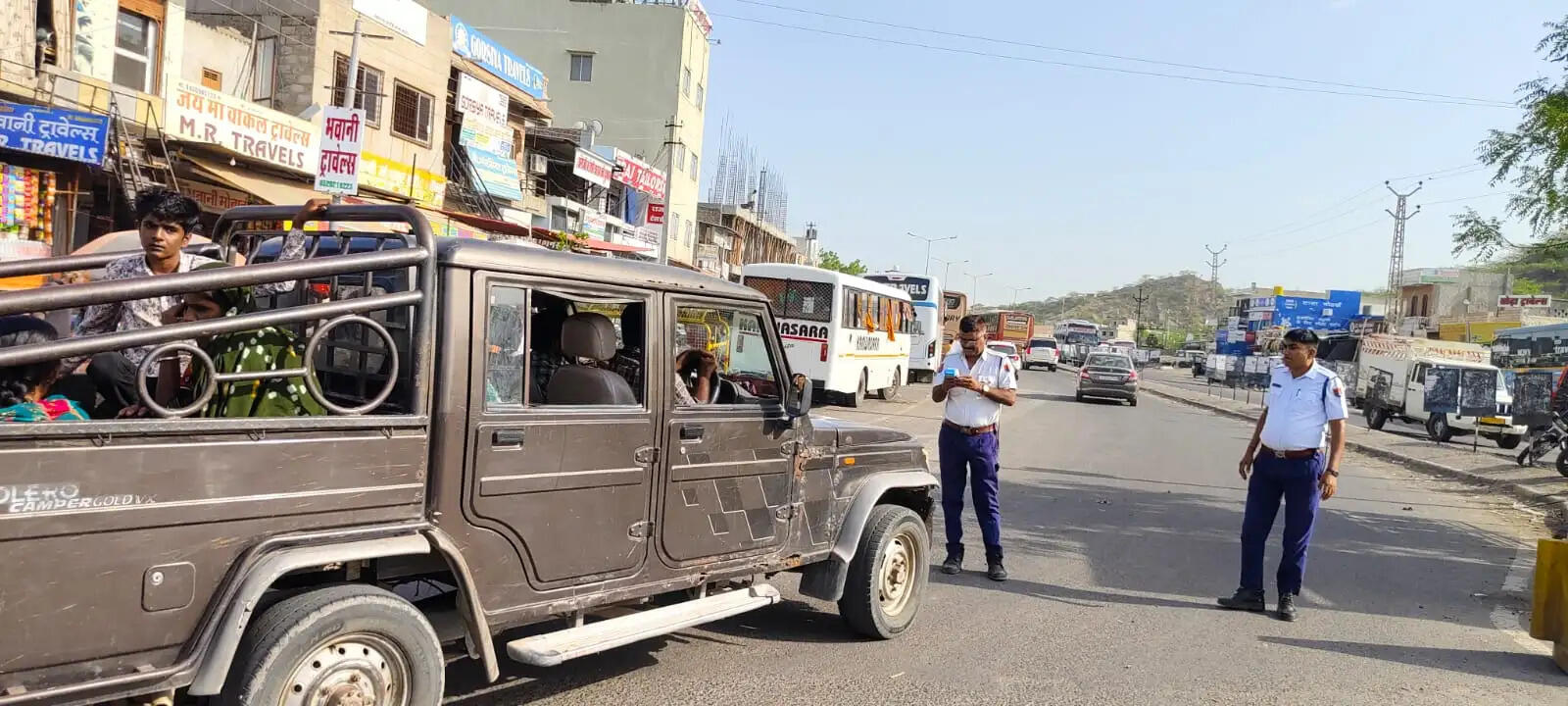 पुलिस की सख्ती: 21 दिन में 1.65 लाख से अधिक वाहनों के चालान