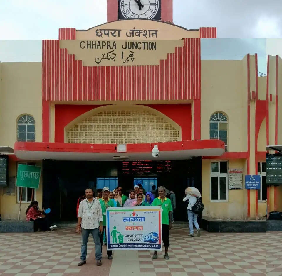 छपरा जंक्शन सहित वाराणसी मंडल में चला विशेष स्वच्छता अभियान, यात्रियों को किया जागरूक