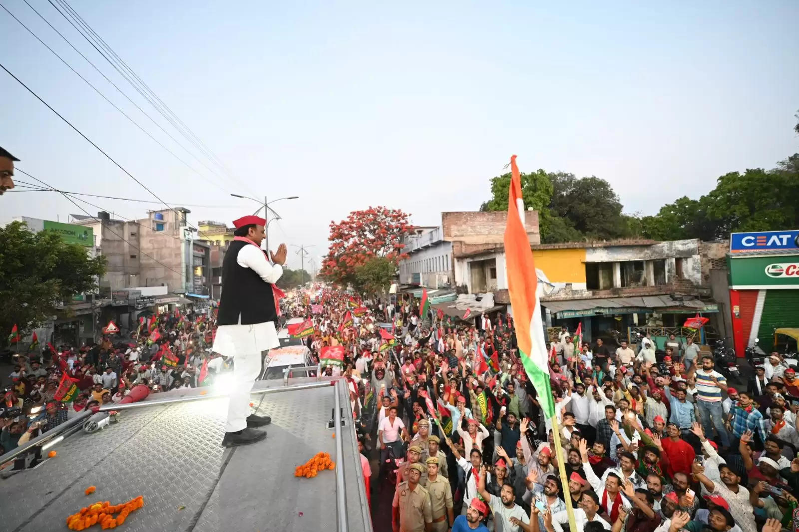 अखिलेश यादव और डिंपल ने मैनपुरी में निकाली बेरोजगार बारात यात्रा, घर-घर मांगें वोट