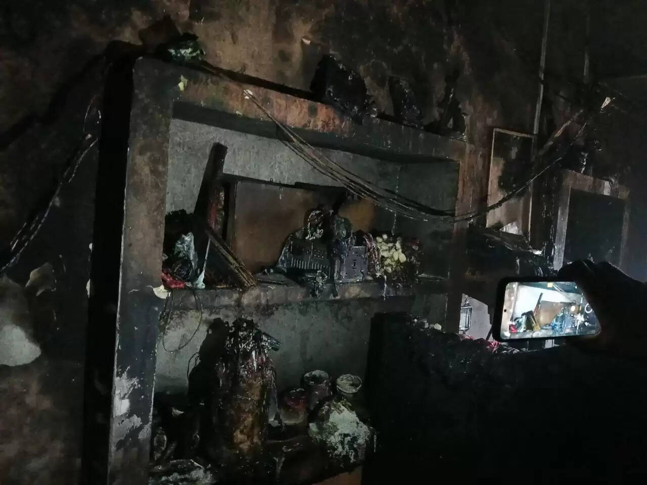 गैस सिलेंडर में लीकेज से लगी आग, गृहस्थी समेत लाखों का माल जलकर खाक