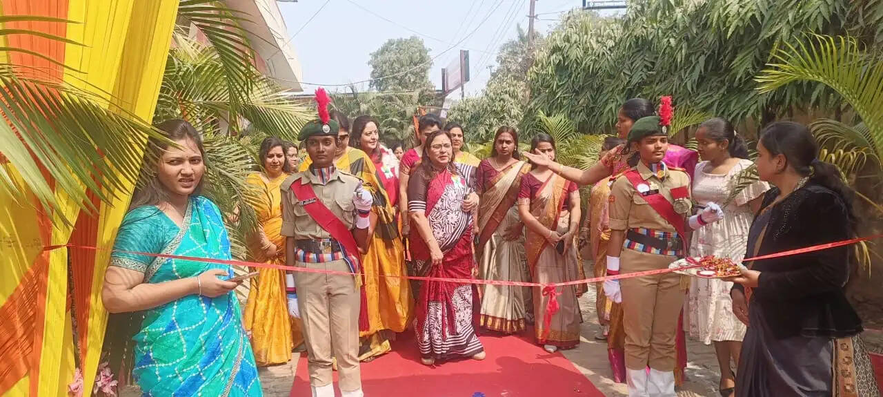 प्रदर्शनी छात्राओं को व्यवहारिक दृष्टि प्रदान कर उन्हें आत्मनिर्भर बनने की दिशा में प्रेरित करती है : कुलपति