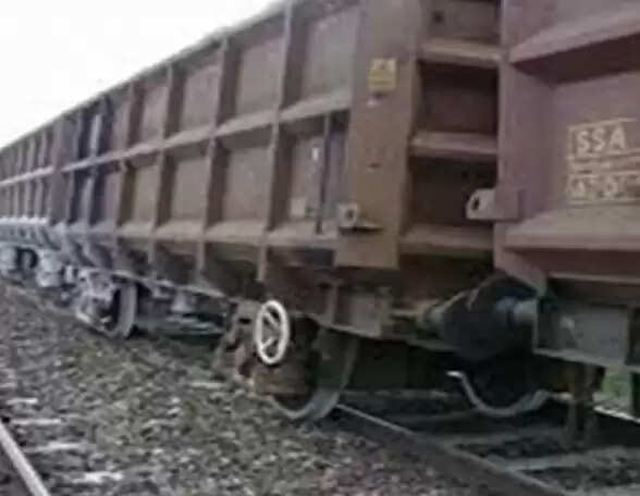 गुजरात के सुरेन्द्रनगर में मालगाड़ी के 2 वैगन पटरी से नीचे उतरे, जनहानि नहीं