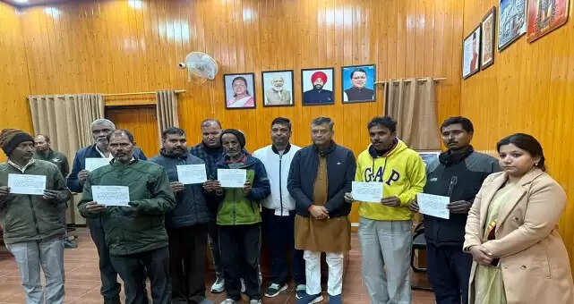 देहरादून में नगर निगम ने 24 पथ विक्रेताओं को वैडिंग काउंटर वितरित किए