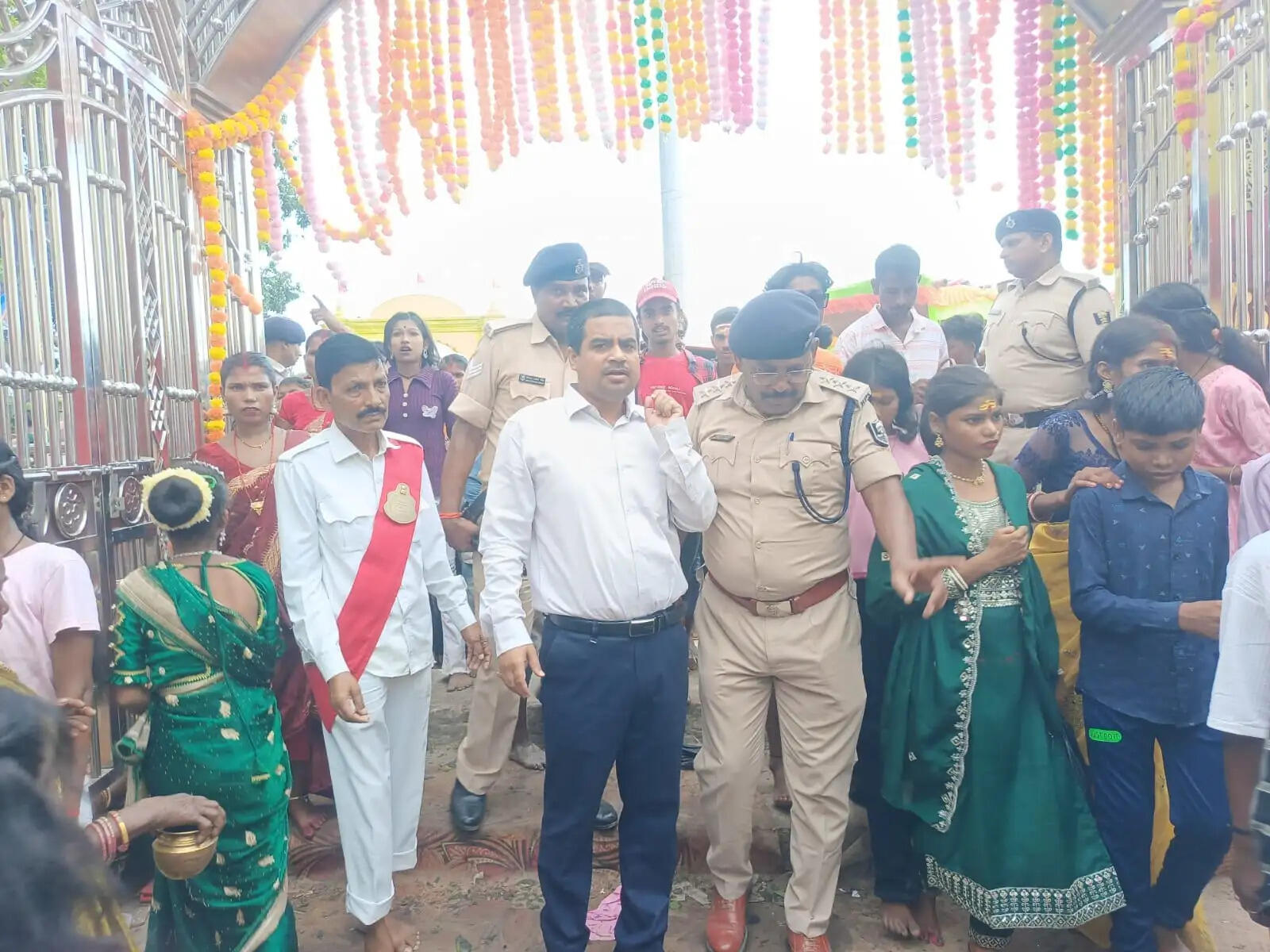 सावन के अंतिम सोमवार पर तिलेश्वर नाथ मंदिर पहुंचे डीएम, श्रद्धालुओं की सुविधाओं का लिया जायजा