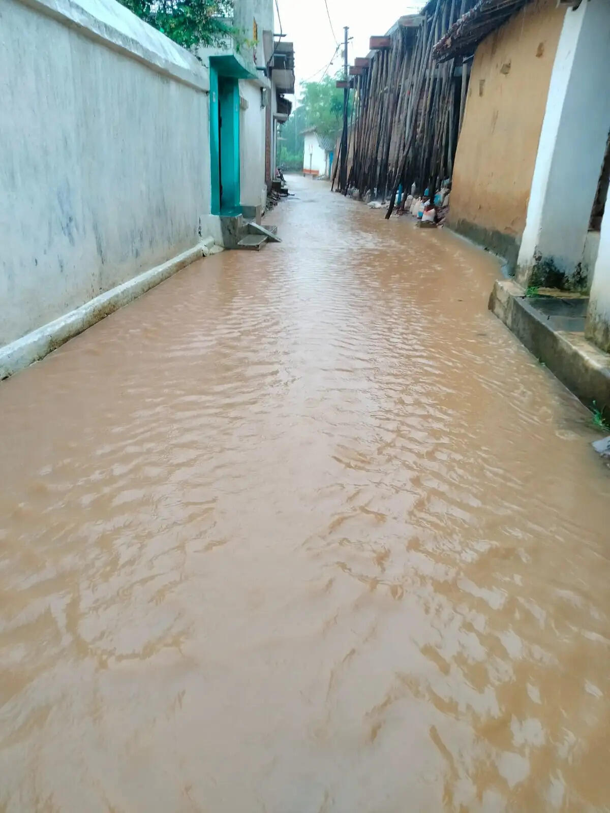 झमाझम बारिश से जनजीवन प्रभावित, किसानों के चेहरे खिले