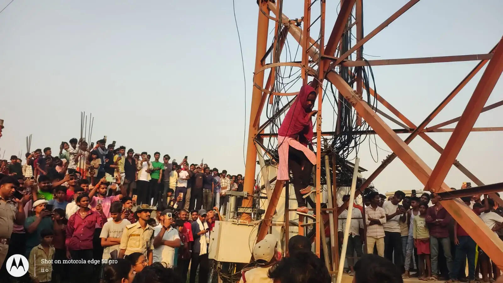 भीषण गर्मी में मोबाइल टॉवर पर चढ़ी महिला, दो घंटे तक चला हाई वोल्टेज ड्रामा