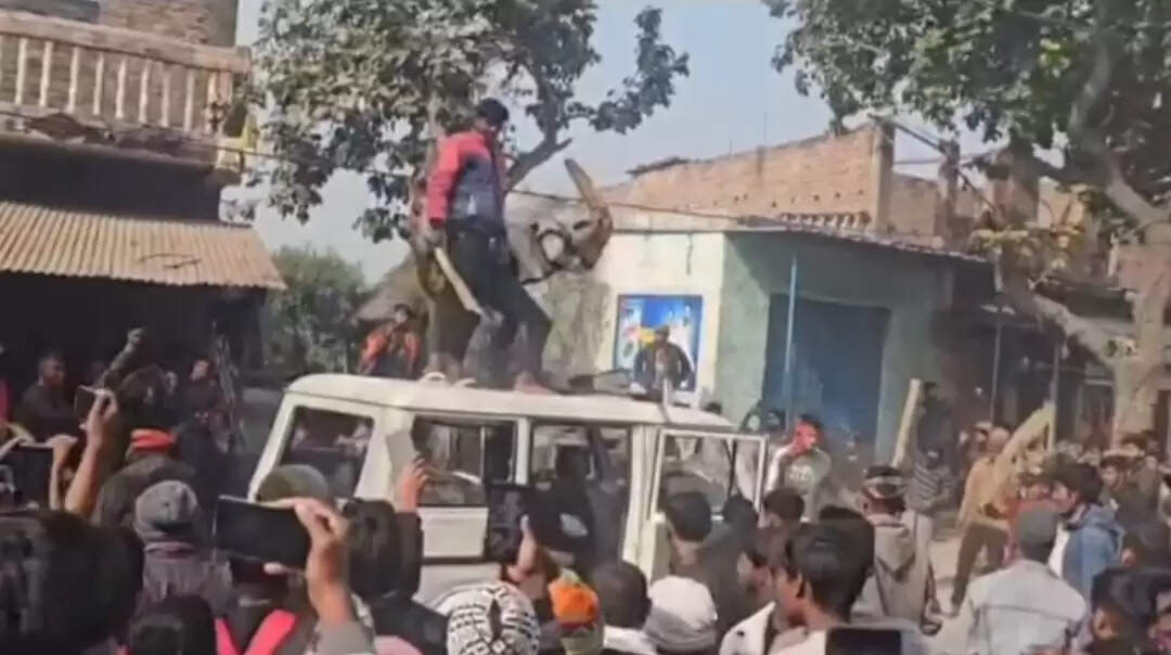 हत्या के विरोध में ग्रामीणों ने एन एच-722 को किया जाम