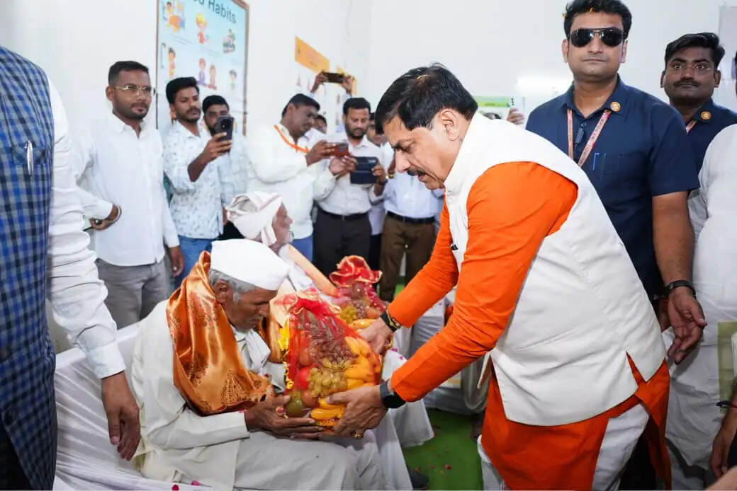 पांढुर्णाः मुख्यमंत्री डॉ. मोहन यादव ने वृद्धजनों का किया सम्मान, बच्चों को किया दुलार