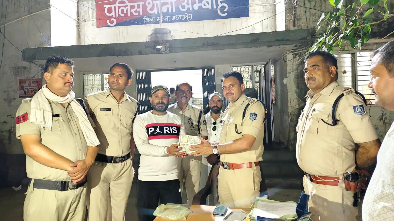 मुरैना: सड़क पर गिरे 6 लाख रुपये बरामद कर पुलिस ने पीड़ित को लौटाये