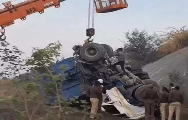 नारनौल में फ्लाईओवर से गिरा डंपर, चालक की दर्दनाक मौत