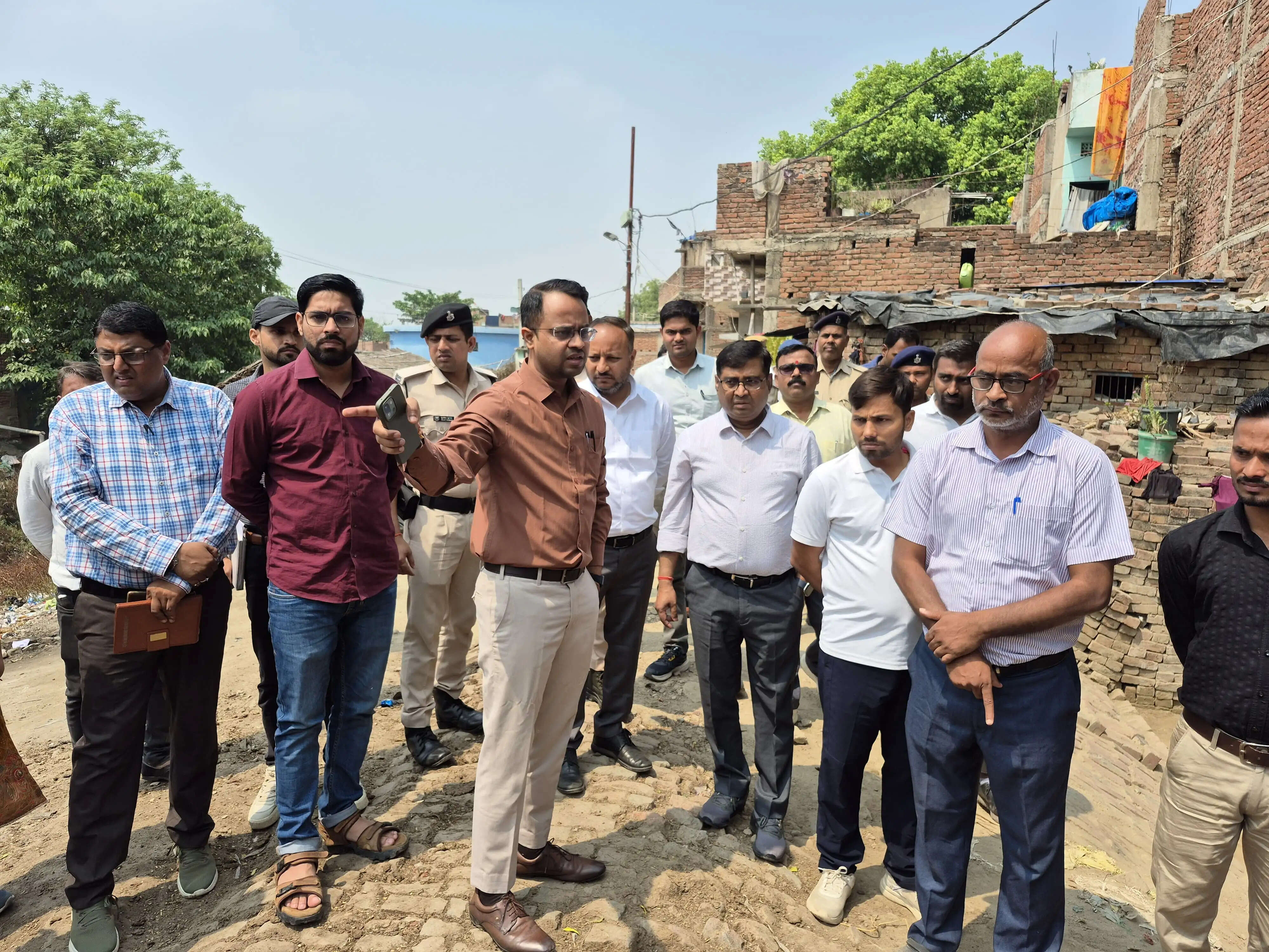 खनुआ नाला&nbsp;और ड्रेनेज सिस्टम का जिलाधिकारी ने किया स्थलीय निरीक्षण