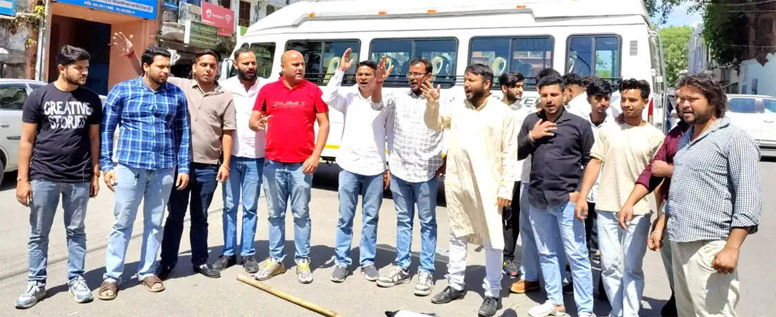 युवा कांग्रेस का प्रदर्शन, असम के मुख्यमंत्री का पुतला जलाया