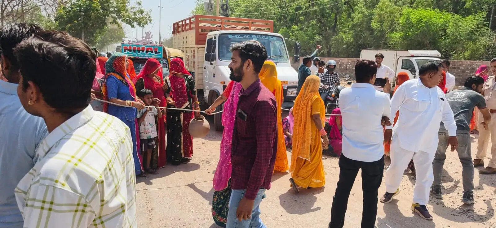 पानी की मांग को लेकर जयपुर हाईवे किया जाम