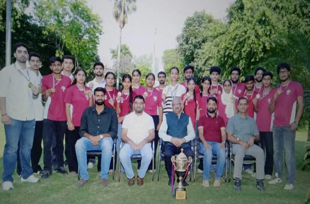 जीजीएम साइंस कॉलेज ने बॉक्सिंग में लड़कों और लड़कियों की ओवरऑल ट्रॉफी जीती