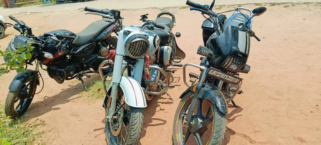 बाइक लुट में चार गिरफ्तार