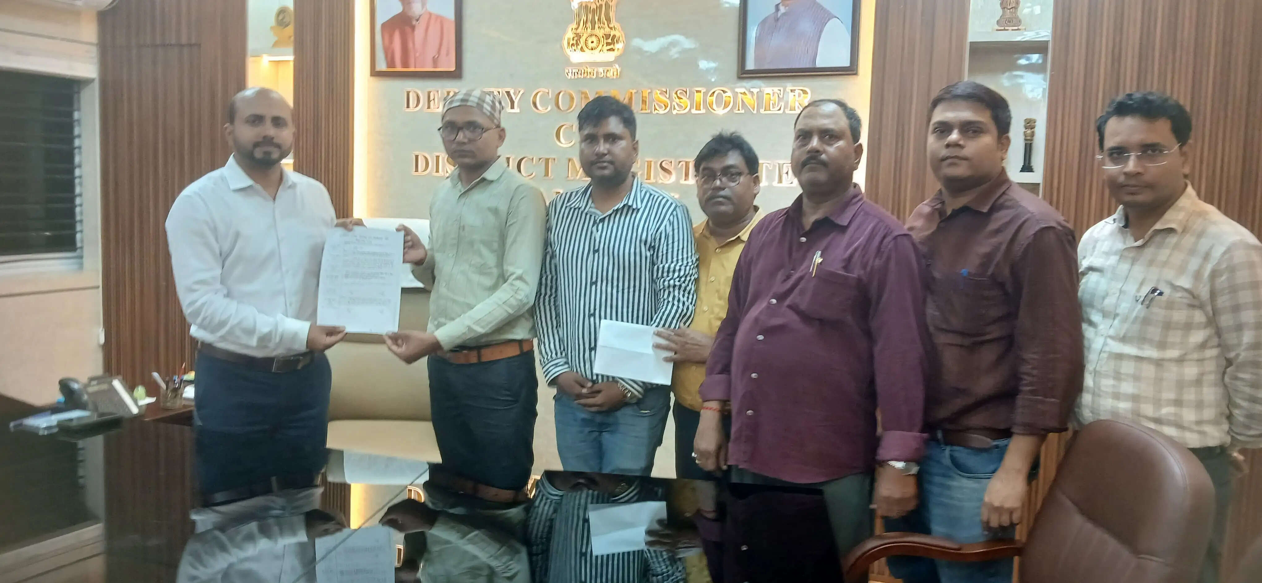 राजस्व कर्मचारी की हत्या के विरोध में कैंडल मार्च, 29 को कलम बंद हड़ताल