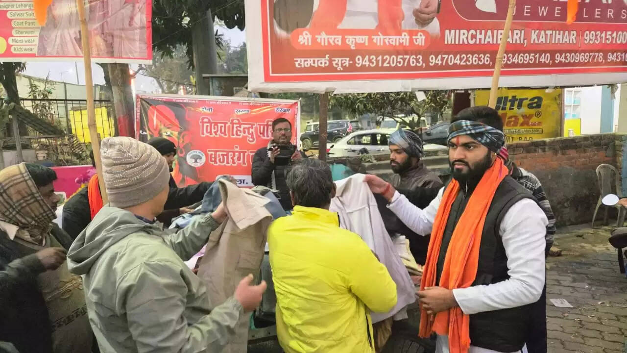 विश्व हिंदू परिषद बजरंग दल ने जरूरतमंदों के बीच बांटे गर्म कपड़े