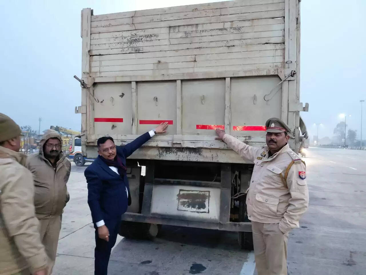 औरैया : कोहरे में दुर्घटनाएं बचाने के लिए पुलिस व एआरटीओ ने वाहनाें में लगाए रिफ्लेक्टर