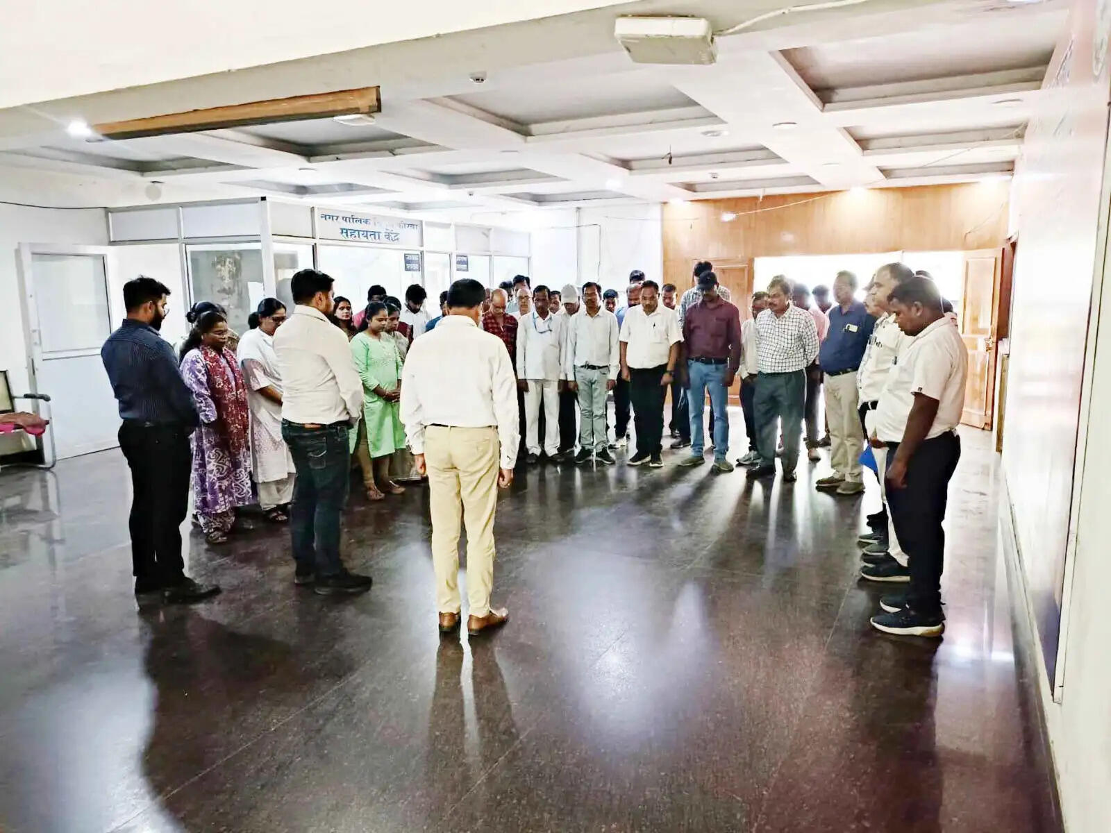 कोरबा : दिवंगत फूलकुमारी तिवारी को निगम के अधिकारी कर्मचारियों ने दी श्रद्धांजलि