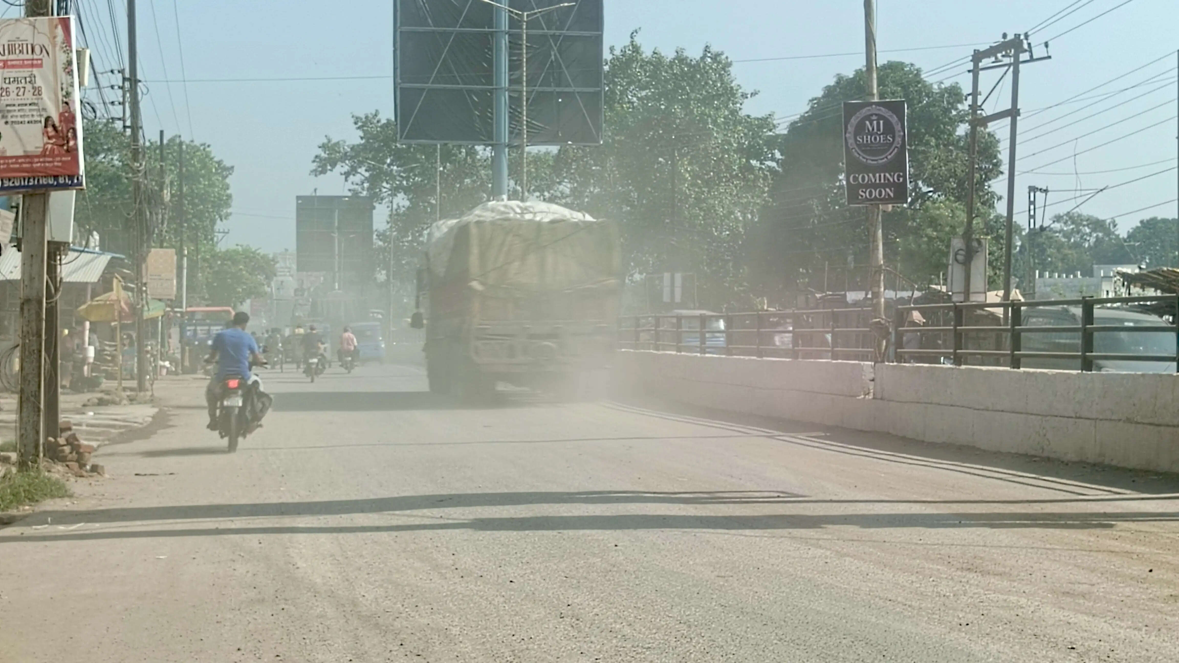 बारिश थमी तो सड़कों पर उड़ने लगी धूल, लोग परेशान
